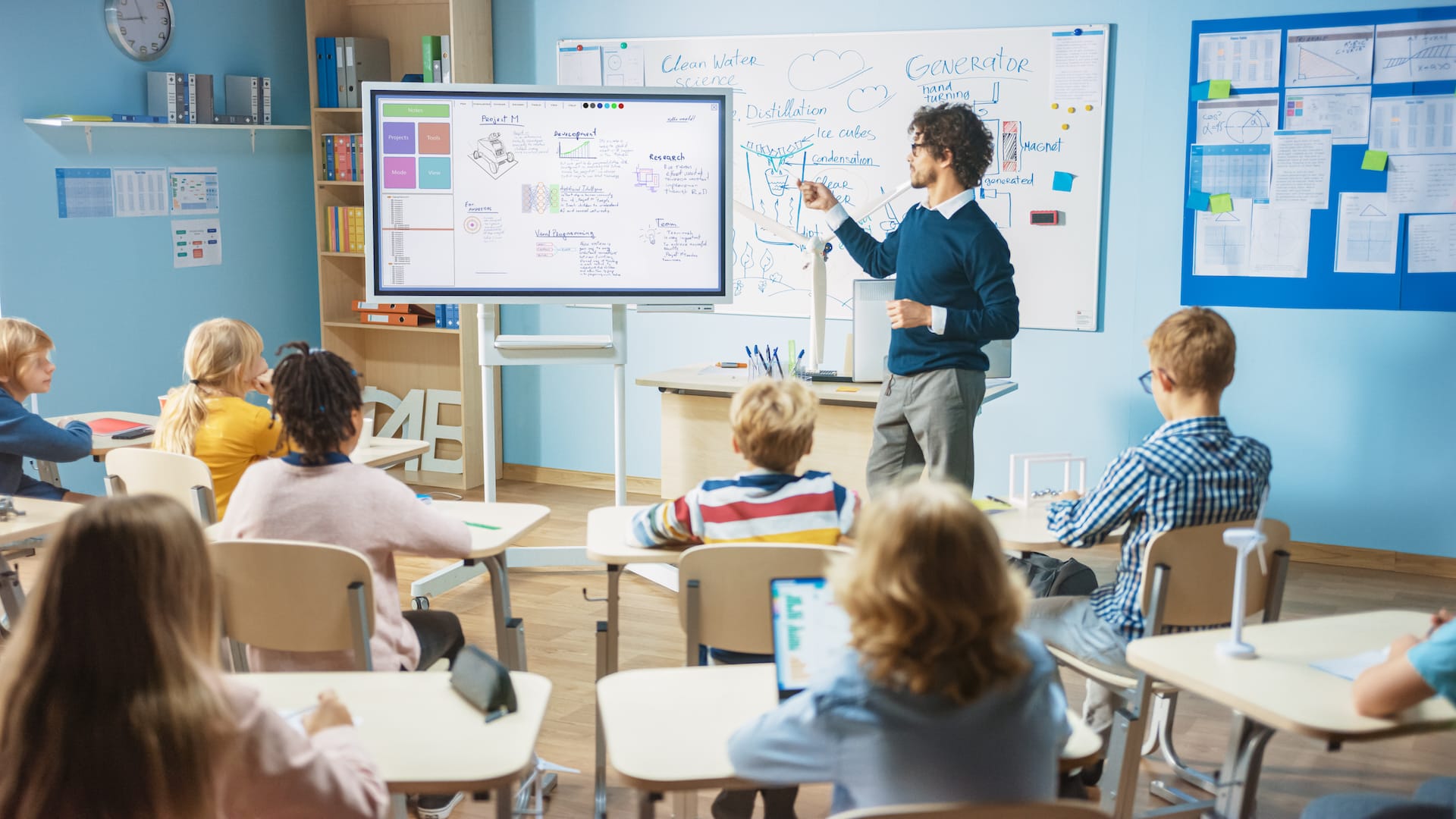 A teacher educating students with a dynamic information board while minimizing movements